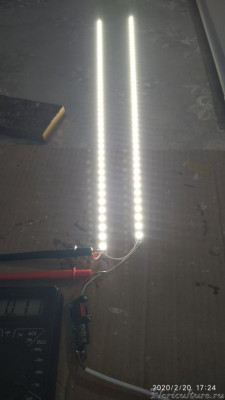 Светит довольно ярко, цветовая температура в характеристиках не указано, но и визуально можно понять что примерно 6500к холодного свечения.