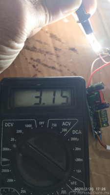 Замерил падение напряжения на диоде, 3,15 V (+ - 1%), взял среднее значение, теперь мы можем посчитать мощность одного Светика ну и соответственно всего светильника.<br />3,15 × 0,11 = 0,34 Вт Светик.<br />0,34 × 96 штук = 32,6 Вт, НО такого не может быть при заявленной мощности в 20 Вт., конечно такое возможно глядя на характеристики приведённые ниже, но не для данного исполнения