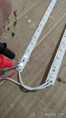 Визуально не понять на окрашенных линейках как именно подключены светики и тут нам в помощь Цешка, и тут мы понимаем что последовательная цепь диодов запаралелена по два диода и общая картина проясняется, получается 48 диодов ( 2 параллельно) в последовательной цепи, ну и соответственно получившуюся ранее мощность 32 Вт делим на 2 и получаем 16 Вт. реальная мощность установленных светиков при чём ток протекающий в параллельной цепи светиков уже не 110 мА а 55 мА на Светик так как их два, при данном подключении светодиоды особо не греются и нет необходимости в дополнительном теплоотводе и если драйвер и светодиоды качественные то данный светильник может прослужить долгие годы.<br />Из минусов, не известно минимум или максимум данного драйвера, если такового нет то вышедший из строя один из светодиодов параллельной цепи повлечет выход из строя дальнейшую цепь ( возможно).