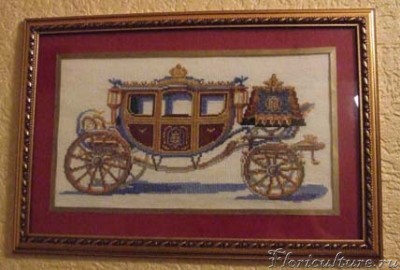 Висит в ванной. Только там вписалась в интерьер