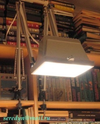 Прожектор весьма удачно крепится к двум икеевским струбцинам