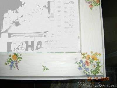 Угол рамы большого зеркала. Для зеркала из старого шкафа просто сделали раму из вагонки, облагородили икейской белой морилкой... ну, а потом я к ней руку приложила :)