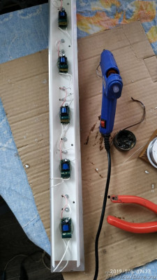 С помощью клеевого пистолета зафиксировал драйвера.