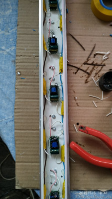 Подключил питание и зафиксировал провода.